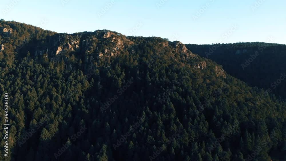 paneo aéreo de montañas rocosas con bosque al rededor