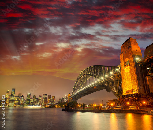 Amazing sunset over Sydney Harbour bridge, NSW © jovannig