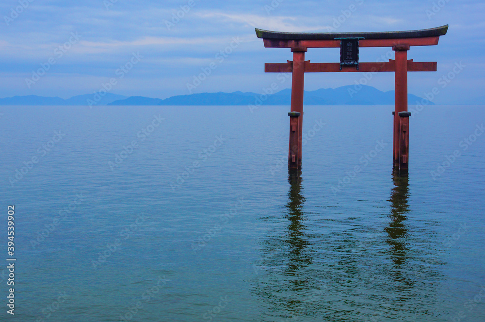 琵琶湖に建立された白髭神社の大鳥居