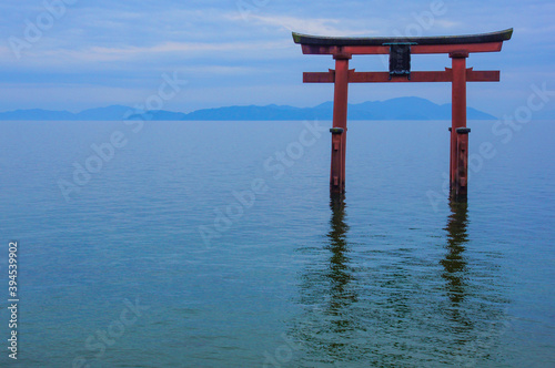 琵琶湖に建立された白髭神社の大鳥居
