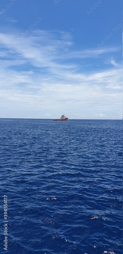 Obraz premium ship in the sea