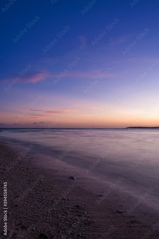 沖縄県・本部町 瀬底島 夏の瀬底ビーチの夕焼け 沖縄県・本部町 瀬底島 夏の瀬底ビーチの夕焼け