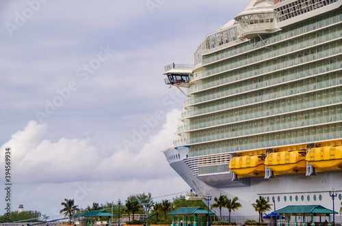 Grösstes Kreuzfahrtschiff der Welt Harmony of the Seas / Largest biggest gigantic cruise ship vessel in the world photo