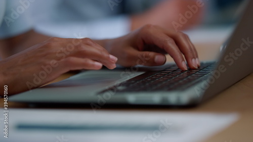 Εκτύπωση καμβά Businesswoman hands typing on laptop