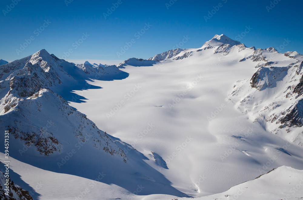 Obraz premium Mountains covered with snow in Solden ski area on beautiful sunny winter day, Tirol, Austria