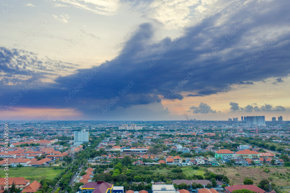 Obraz premium Beautiful dense residential houses with cloudy sky