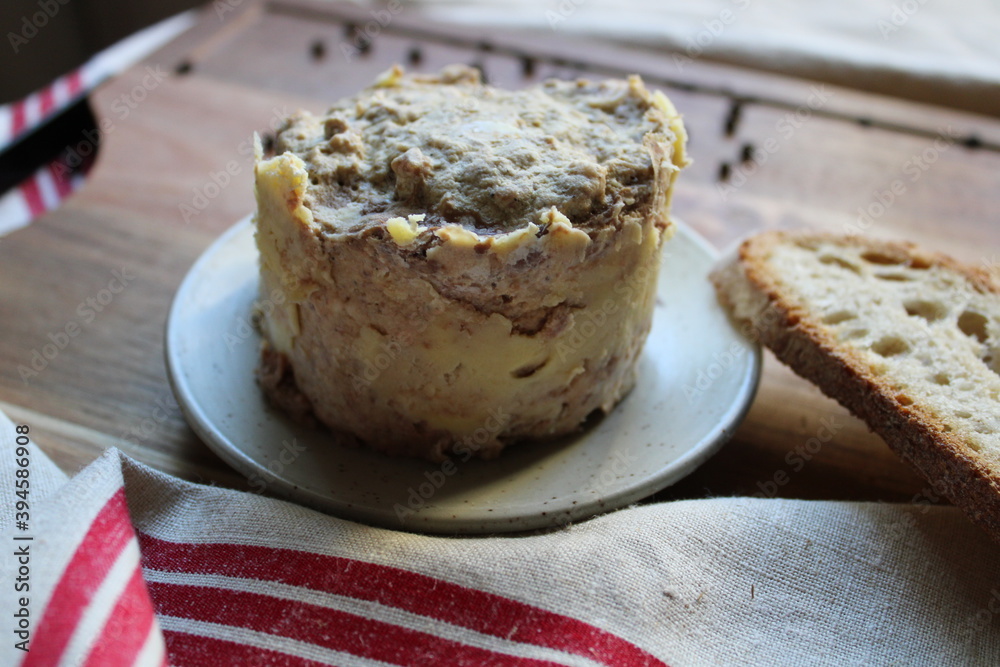 Pâté de porc au foie gras, sur planche en bois ภาพถ่ายสต็อก Adobe Stock