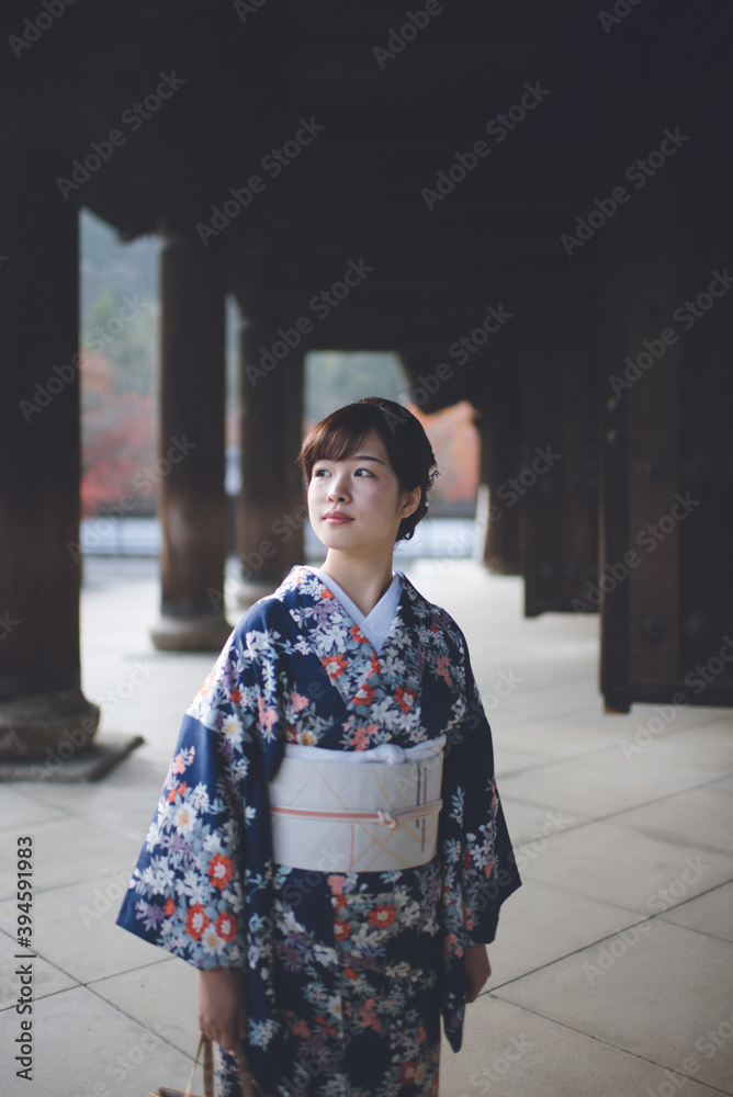 京都「南禅寺」の紅葉　女性着物　日本　秋