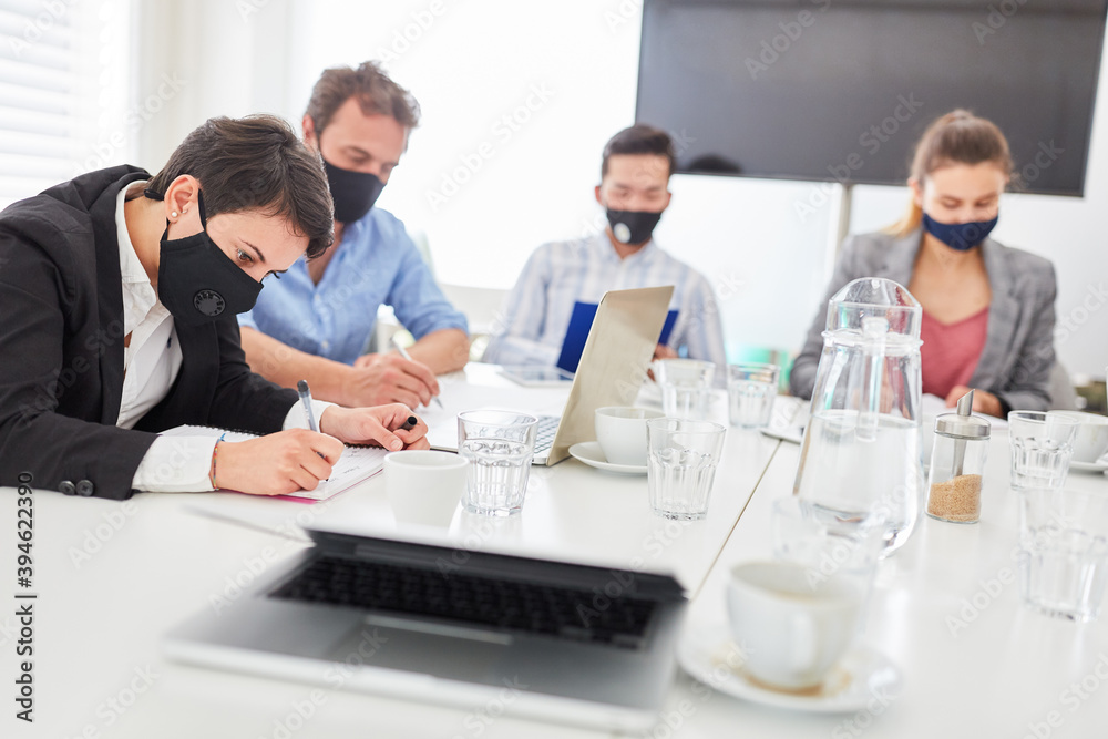 Obraz premium Geschäftsleute machen sich Notizen im Workshop