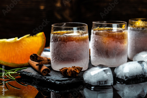 фотографія alcoholic drink and orange in ice glasses