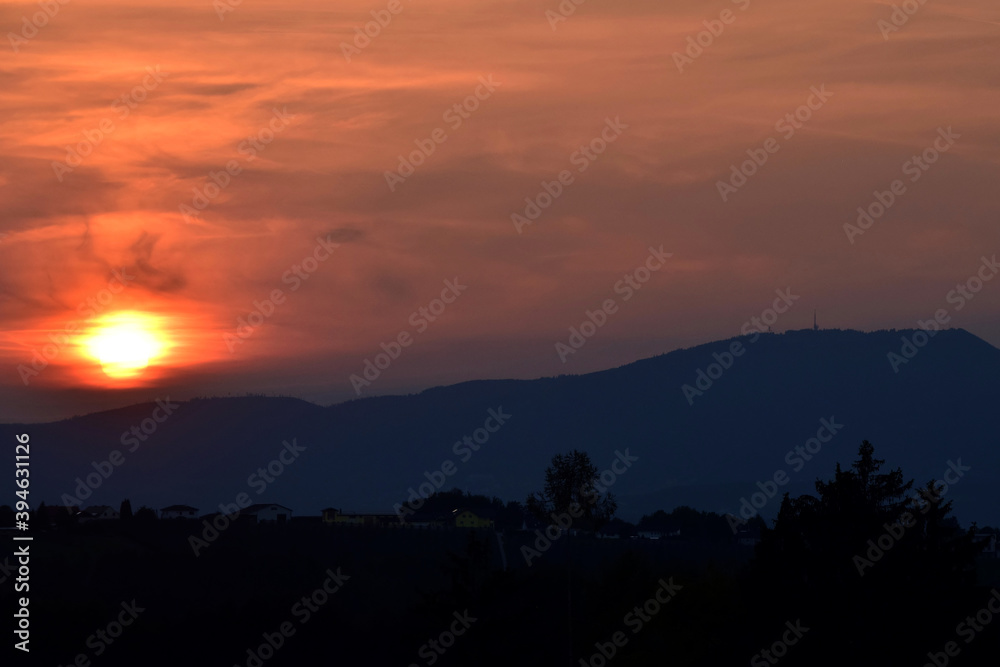 Sonnenuntergang mit Blick auf den Schöckl (Grazer Hausberg)