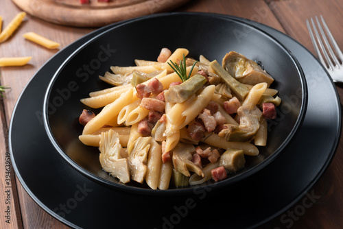 Deliziosa pasta con carciofi e guanciale, Cucina Italiana 