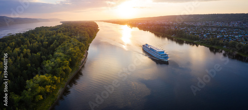 Fotografiet Panorama of the cruise ship moving on the river of Volga towards Samara city in