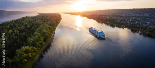 Panel kuchenny z motywem Panorama of the cruise ship moving on the river of Volga towards Samara city in Russia