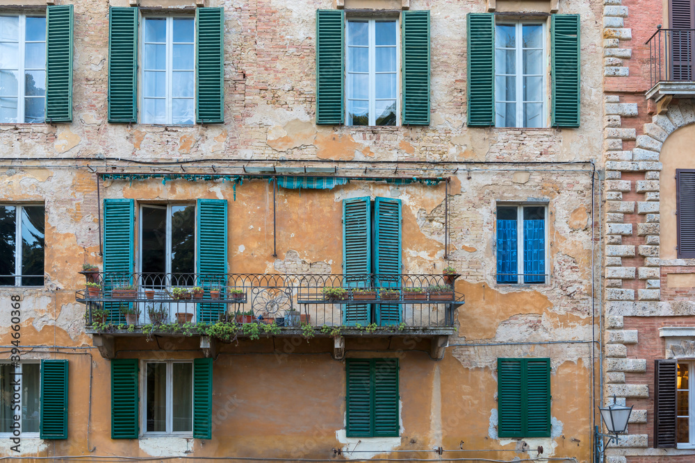 Fototapeta premium Leerer Balkon in Siena, Italien