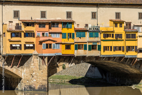 Die Ponte Vecchio als historische Brücke über den Arno in Florenz, Italien
