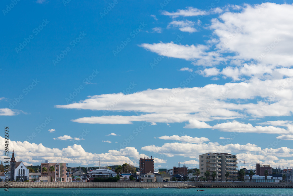 海岸の住宅街と綺麗な青空の風景