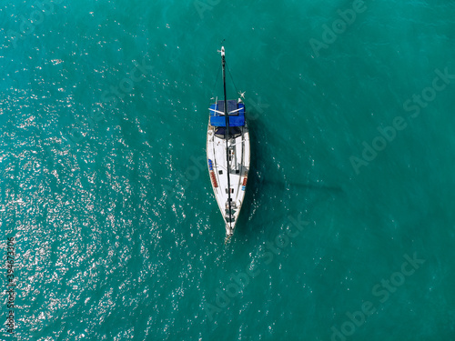 Foto Aerial wonderful view of a enormous white and blue yacht sailing across the blue