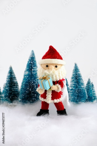 サンタクロースとトナカイのあみぐるみ人形 © manbo-photo