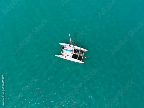 Foto Bird's eyes view of the amazing white catamaran sailing across the blue lagoona