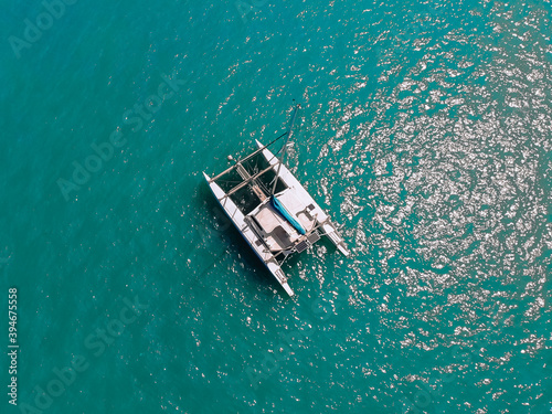 Foto Bird's eyes view of the amazing white catamaran sailing across the blue lagoona