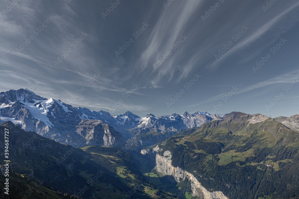 Panorama sur la triade des monts Eiger, Mönch et Jungfrau depuis le sommet de Männlichen en été