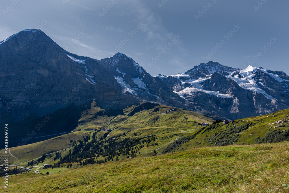 Panorama sur la triade des monts Eiger, Mönch et Jungfrau depuis le sommet de Männlichen en été