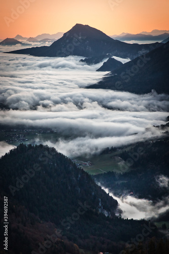 Nebliger Herbst-Morgen bei einem stimmungsvollen Sonnenaufgang in den bayerischen Voralpen