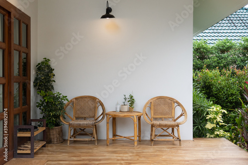 Foto beautiful terrace with wood furniture, wood table and chairs on the terrace