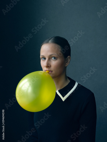 Gemäldeartiges Portrait von Frau mit Ballon photo