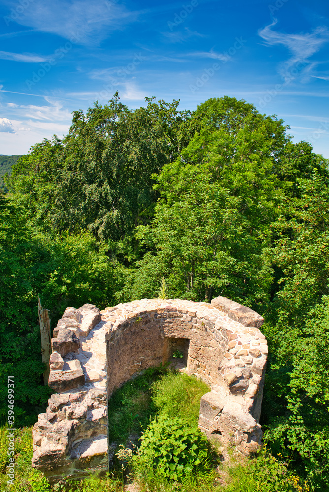 Ruine eines alten Turms aus Sandstein im Wald