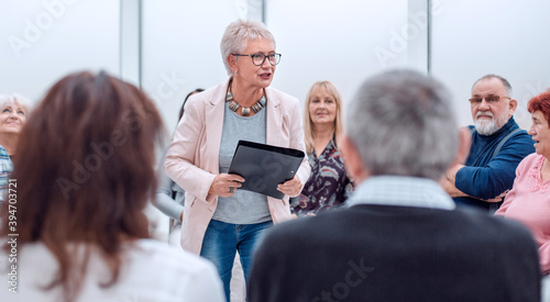 Foto old lady teaches old people