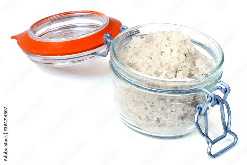 Bocal de gros sel en gros plan sur fond blanc Bocal de gros sel en gros plan sur fond blanc