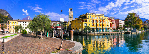 Billede på lærred Riva del Garda huge panorama of colorful houses and tourist ferry boat in Italy