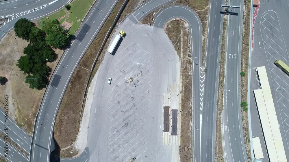 Plano cenital de camión con remolque aparcando en bascula de puerto
