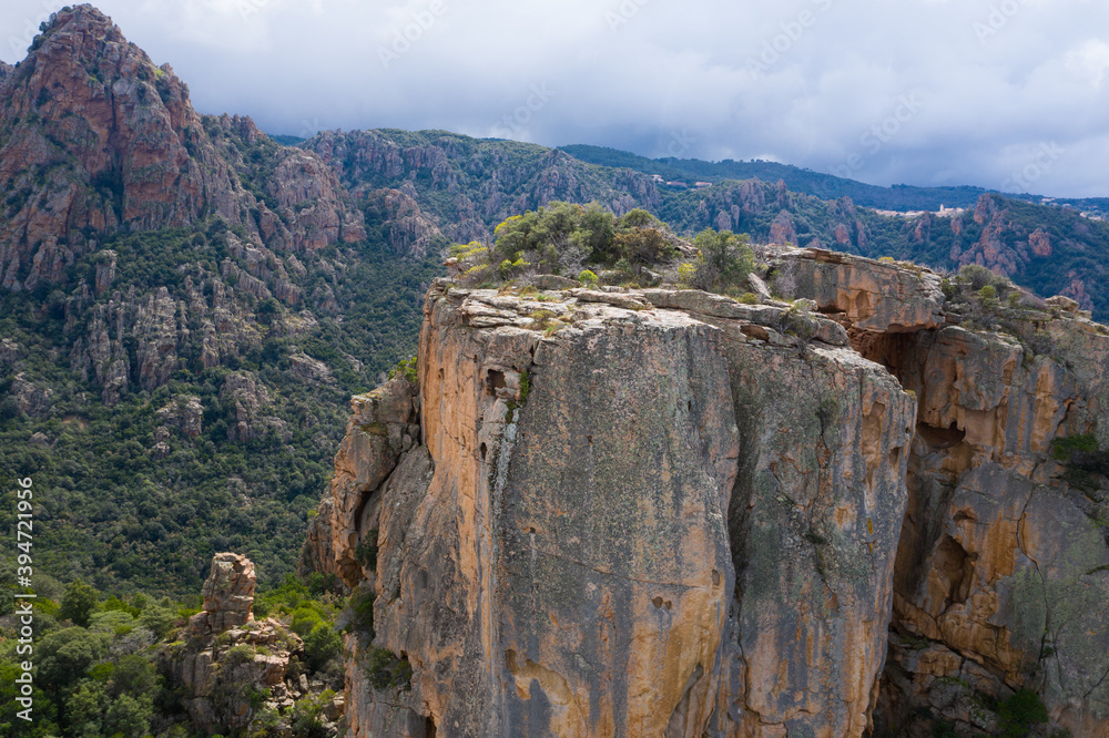 Fototapeta premium Vue aérienne (drone) du Château Fort des Calanques de Piana à la lumière du Soleil, en Corse, au printemps
