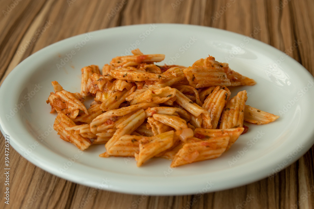Prato de massa penne, com molho de tomate e queijo parmesão , feita em casa Prato de massa penne, com molho de tomate e queijo parmesão , feita em casa