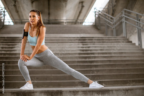Young woman stretching befo...