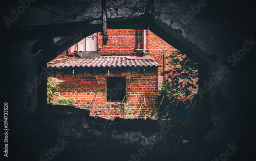 Das Fenster zum Blair Witch Project Amityville Horror Spukhaus in surrealem Stil. Ein gruseliges, leerstehendes Horror Haus mitten im menschenleeren Niergendwo wo man sich beobachtet fühlt. photo