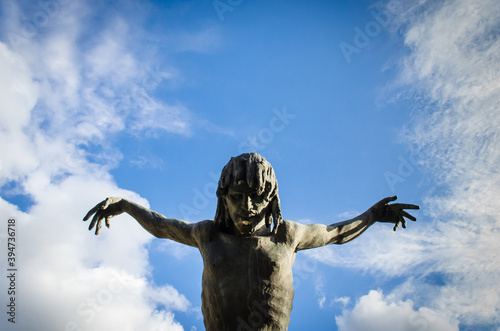 Una statua rappresentante il Cristo su una tomba del cimitero monumentale di Staglieno a Genova photo