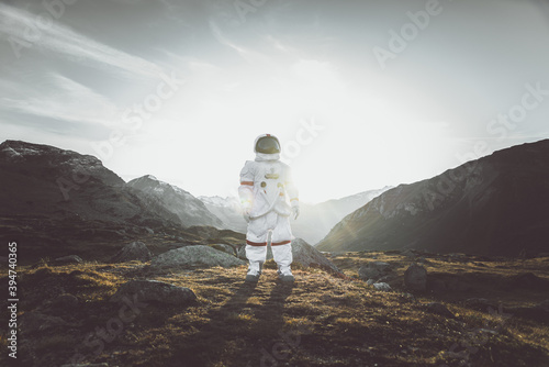Tablou Canvas Astronaut exploring a new planet