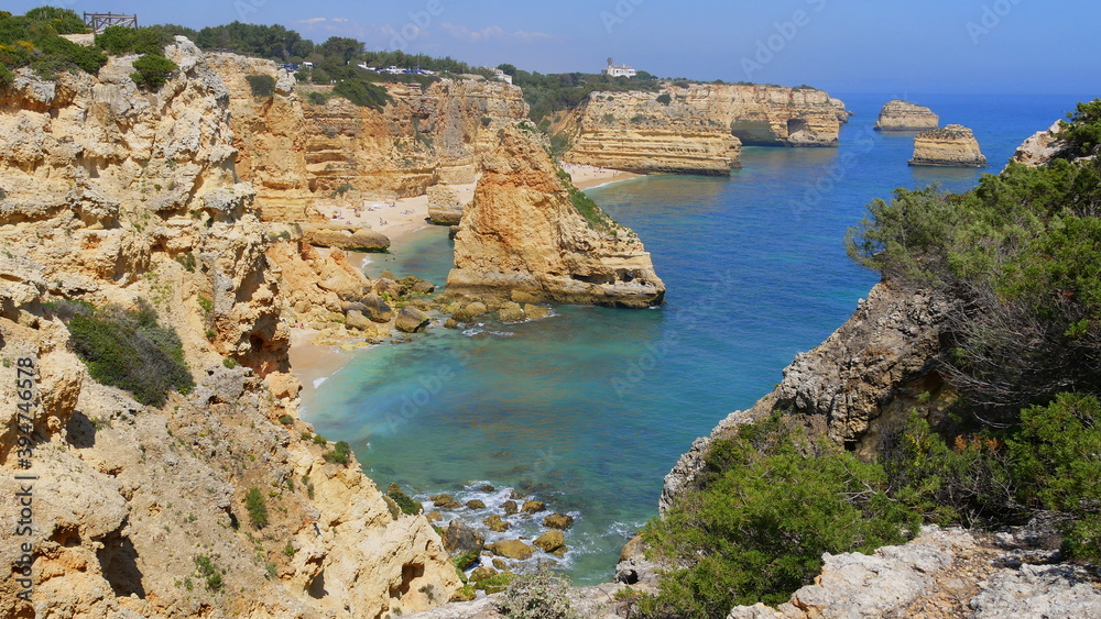 Blick auf die Felsküste und Badebuchten an der Algarve, Portugal Blick auf die Felsküste und Badebuchten an der Algarve, Portugal