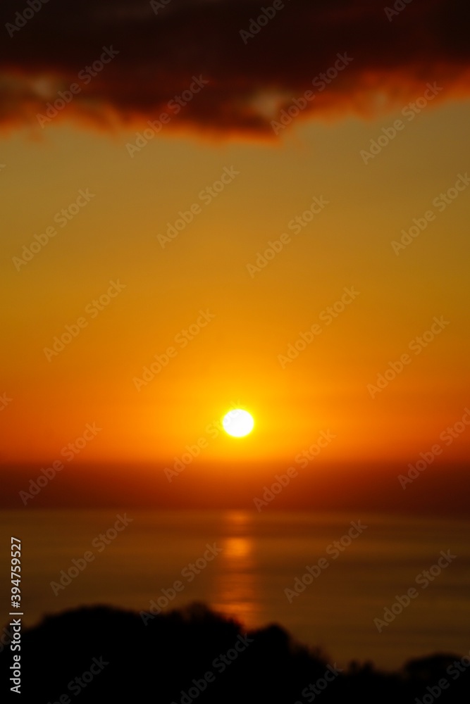 Unscharfer Sonnenuntergang über dem Atlantik