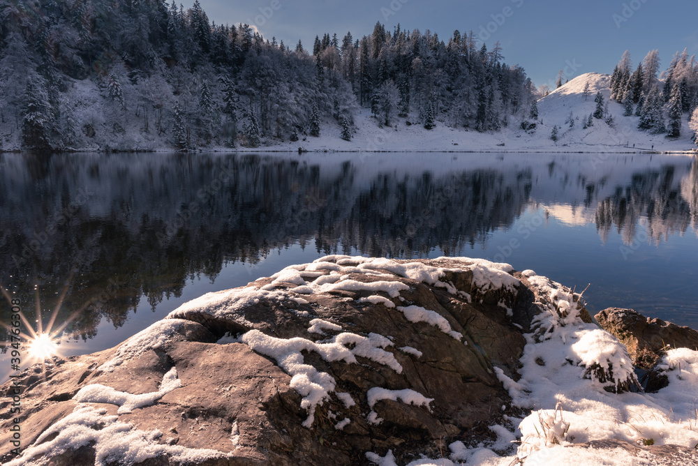 Taubensee im Chiemgau im Winter mit Schnee und Sonne bei blauem Himmel