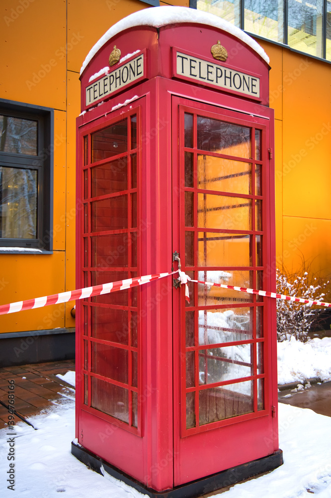 Obraz premium Traditional old style UK red phone box in London.