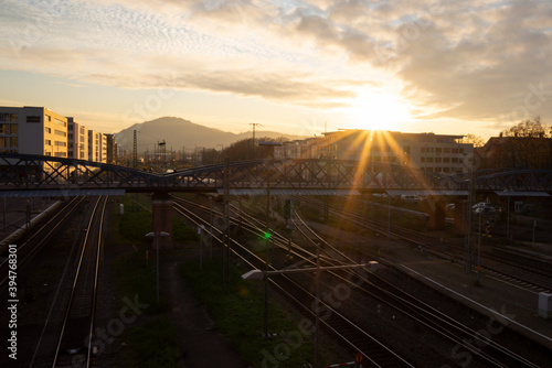 Freiburg Bahnhof und blaue Brücke bei Sonnenuntergang