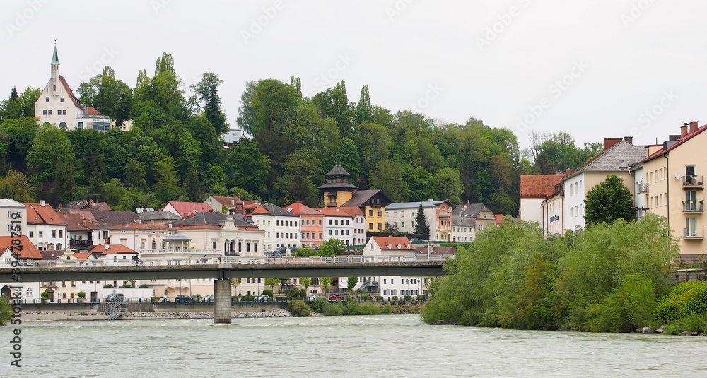 Städtereisen Österreich - Flussufer mit bunten Bürgerhäusern in der Stadt Steyr	