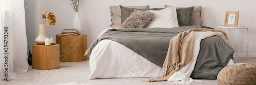 Foto Real photo of a natural bedroom interior with a double bed and wooden bedside ta
