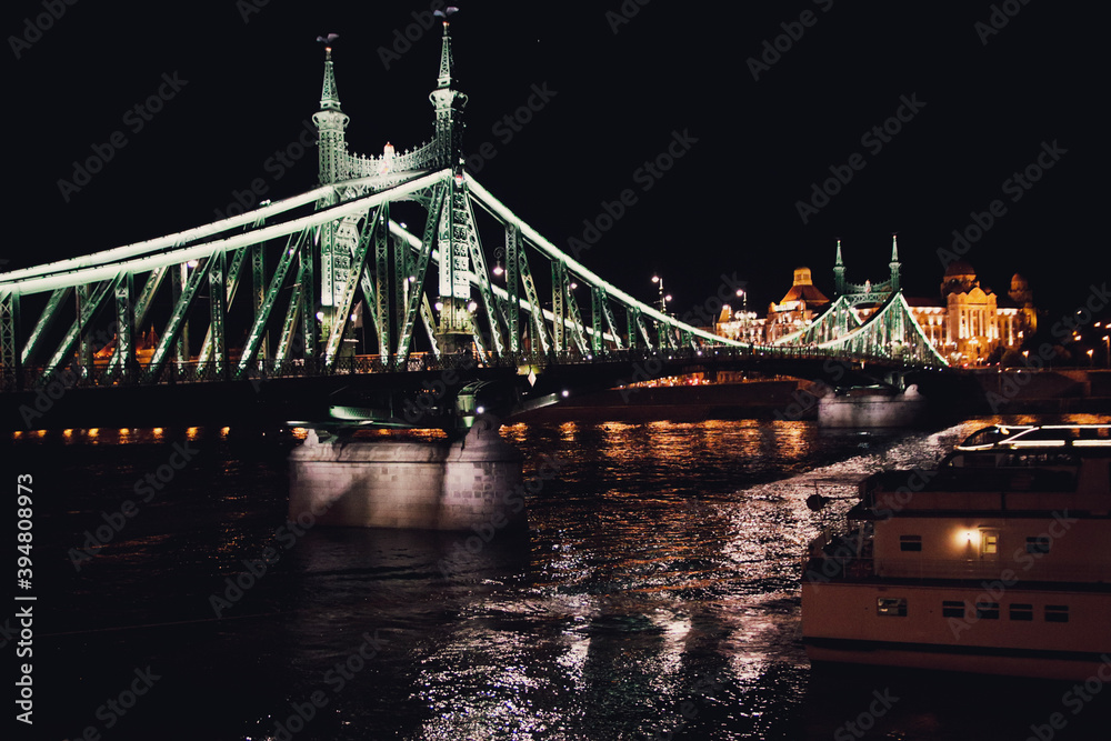 Obraz premium city chain bridge