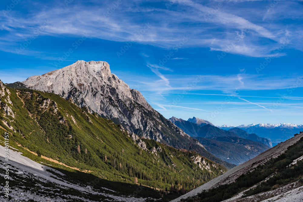 Blick auf die Hohe Munde vor blauem Himmel mit Föhnwolken Blick auf die Hohe Munde vor blauem Himmel mit Föhnwolken
